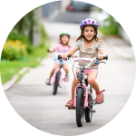 Mädchen fahren im Sommer Fahrrad Mädchen fahren im Sommer Fahrrad