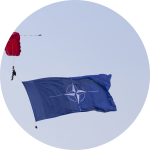 Fallschirmspringer mit NATO-Flagge Fallschirmspringer mit NATO-Flagge