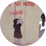 Zwei Mädchen malen Frieden-Graffiti Zwei Mädchen malen Frieden-Graffiti