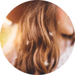 Mädchen mit Pusteblumen im Haar Mädchen mit Pusteblumen im Haar