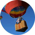 Heißluftballons fliegen aufwärts Heißluftballons fliegen aufwärts