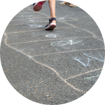 Hüpfspiel mit Kreide auf der Straße Hüpfspiel mit Kreide auf der Straße