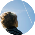 Junge schaut in den Himmel mit Kondensstreifen Junge schaut in den Himmel mit Kondensstreifen