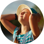 Kind blinzelt in der Sonne Kind blinzelt in der Sonne