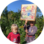 Kinder mit Demoplakat "Ihr wählt für uns"