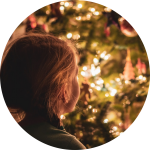 Mädchen vor Weihnachtsbaum