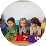 Kinder essen Pausensnacks Kinder essen Pausensnacks