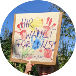 Kinder mit Demoplakat "Ihr wählt für uns" Kinder mit Demoplakat "Ihr wählt für uns"
