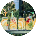 Limonade in Gläsern mit Trinkhalmen Limonade in Gläsern mit Trinkhalmen
