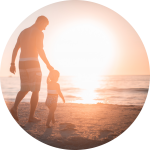 Vater und Kind in der Sonne am Meer Vater und Kind in der Sonne am Meer