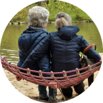Mutter und erwachsene Tochter in Hängematte am See Mutter und erwachsene Tochter in Hängematte am See