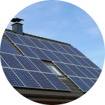 Hausdach mit Solarplatten
