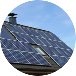 Hausdach mit Solarplatten Hausdach mit Solarplatten