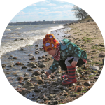 Kind sammelt Steine am Strand Kind sammelt Steine am Strand