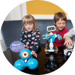 Kinder spielen mit Robotern Kinder spielen mit Robotern