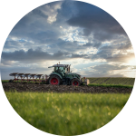 Traktor pflügt das Feld Traktor pflügt das Feld