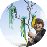 Junge mit gebasteltem Windspiel Junge mit gebasteltem Windspiel