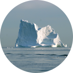 Eisberg und Schiff im Ozean Eisberg und Schiff im Ozean
