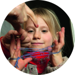 Kind spielt Fadenspiel Kind spielt Fadenspiel