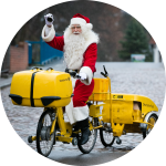 Weihnachtsmann auf einem Post-Fahrrad