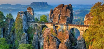Alte Steinbrücke im Gebirge