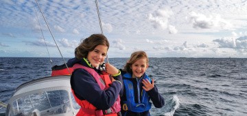Zwei Mädchen auf Segelboot