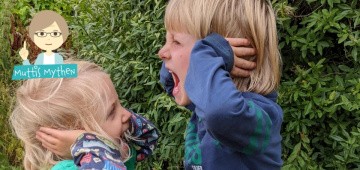 Zwei Kinder halten sich die Ohren zu und schreien sich an