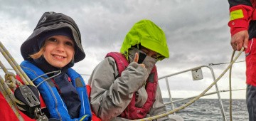 Mädchen beim Segeln in voller Ausrüstung