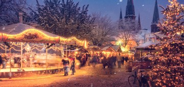 Weihnachtsmarkt mit Lichtern