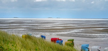 Strand mit bunten Strandkörben auf Föhr