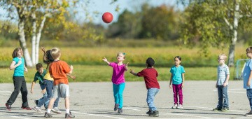 Kinder spielen Ball