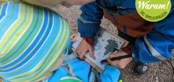 2 Kinder mit "Peter & Piet. Schatzsuche in der Natur" 2 Kinder mit "Peter & Piet. Schatzsuche in der Natur"