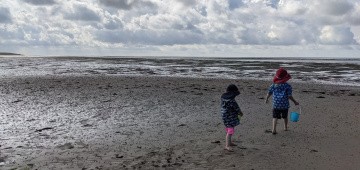 Kinder im Wattenmeer vor der Nordseeinsel Pellworm