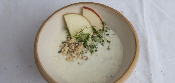 Diese Salat-Sauce mögen auch Kinder: Apfel-Joghurt-Dressing mit Walnüssen