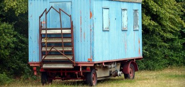 Zirkuswagen steht auf Wiese