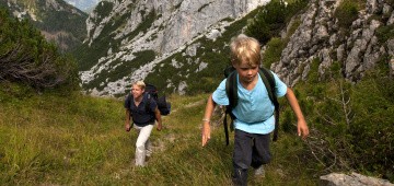 Vater und Sohn wandern auf dem Bergweg