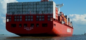 Riesiges Containerschiff auf der Elbe