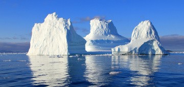 Eisberge treiben im Meer