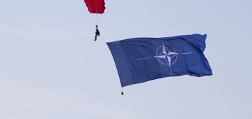 Fallschirmspringer mit NATO-Flagge