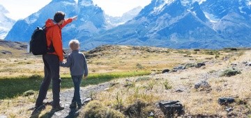 Vater und Sohn wandern in den Bergen