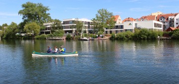 Familie im Kanu auf dem See Familie im Kanu auf dem See