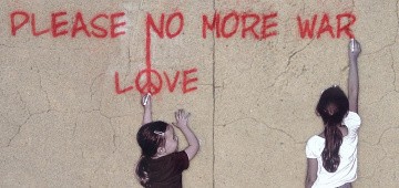 Zwei Mädchen malen Frieden-Graffiti Zwei Mädchen malen Frieden-Graffiti