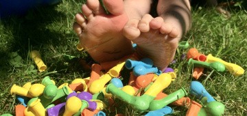 Füße und Ballons im Gras Füße und Ballons im Gras