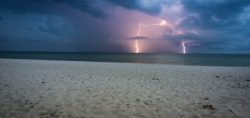 Blitze über dem Meer