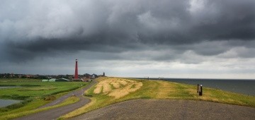 Gewitterwolken über dem Deich