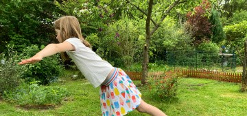 Mädchen hält Gleichgewicht Mädchen hält Gleichgewicht