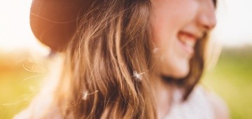 Mädchen mit Pusteblumen im Haar Mädchen mit Pusteblumen im Haar