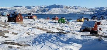 Siedlung mit bunten Holzhäusern in Grönland