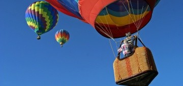 Heißluftballons fliegen aufwärts