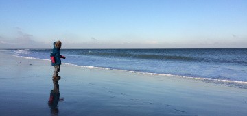 Kind im Winter am Meer auf Helgoland